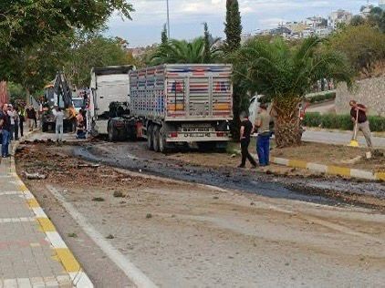 Balıkesir Erdek’te orta refüjü aşan tır karşı şeride geçti, sürücü yaralandı
