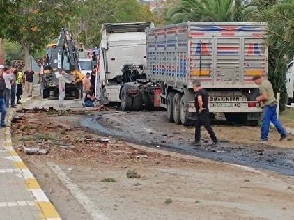 Balıkesir Erdek’te orta refüjü aşan tır karşı şeride geçti, sürücü yaralandı
