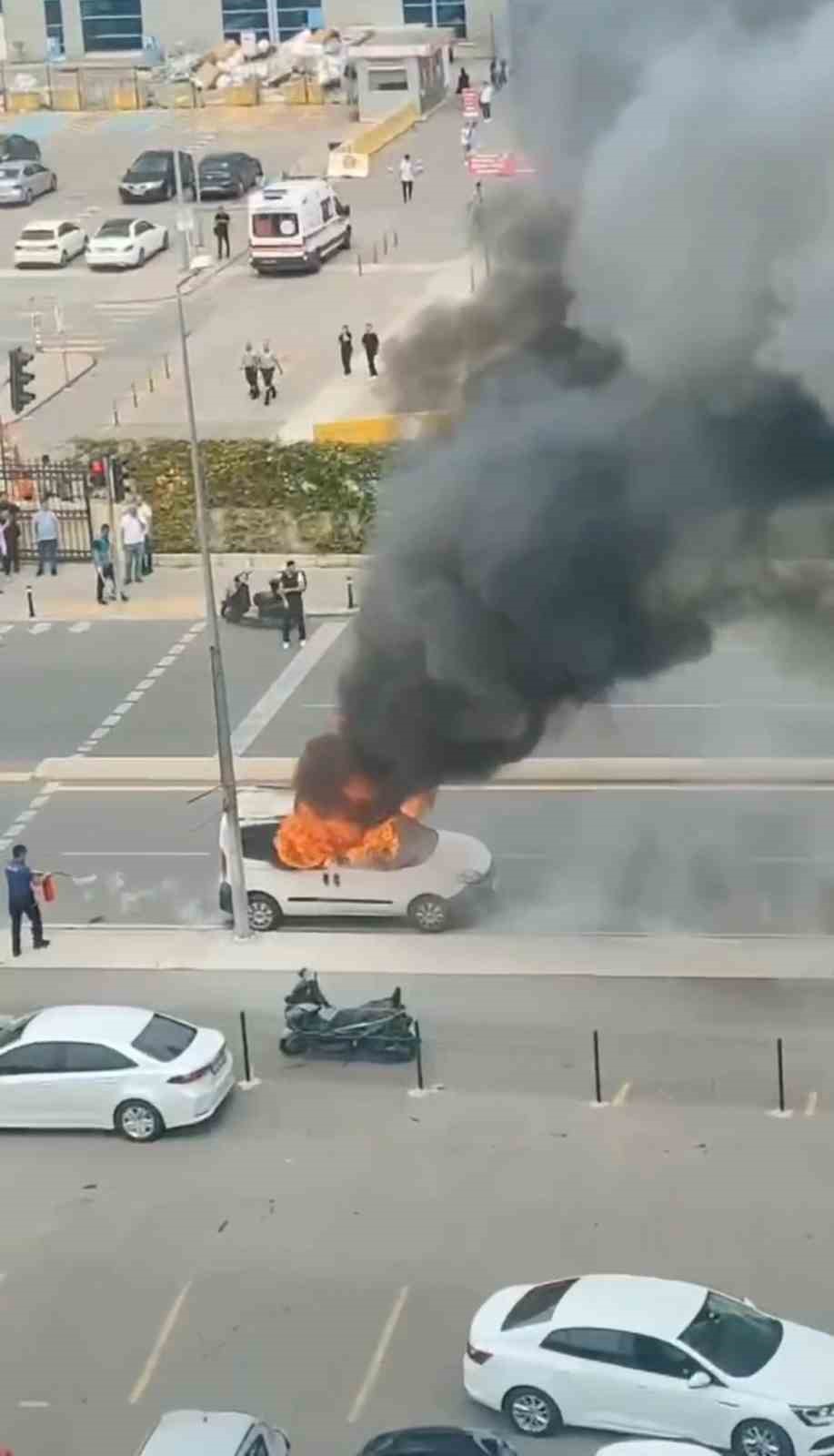 Kartal’da adliye önüne getirdiği aracını ateşe verdi
