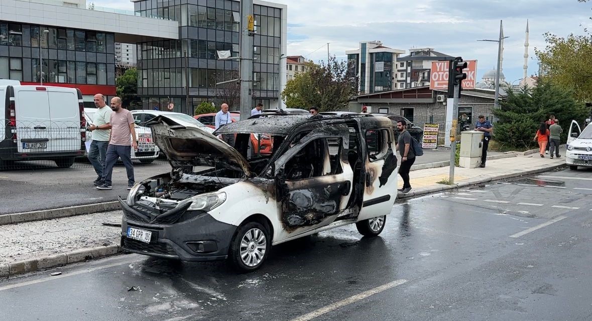 Kartal’da adliye önüne getirdiği aracını ateşe verdi
