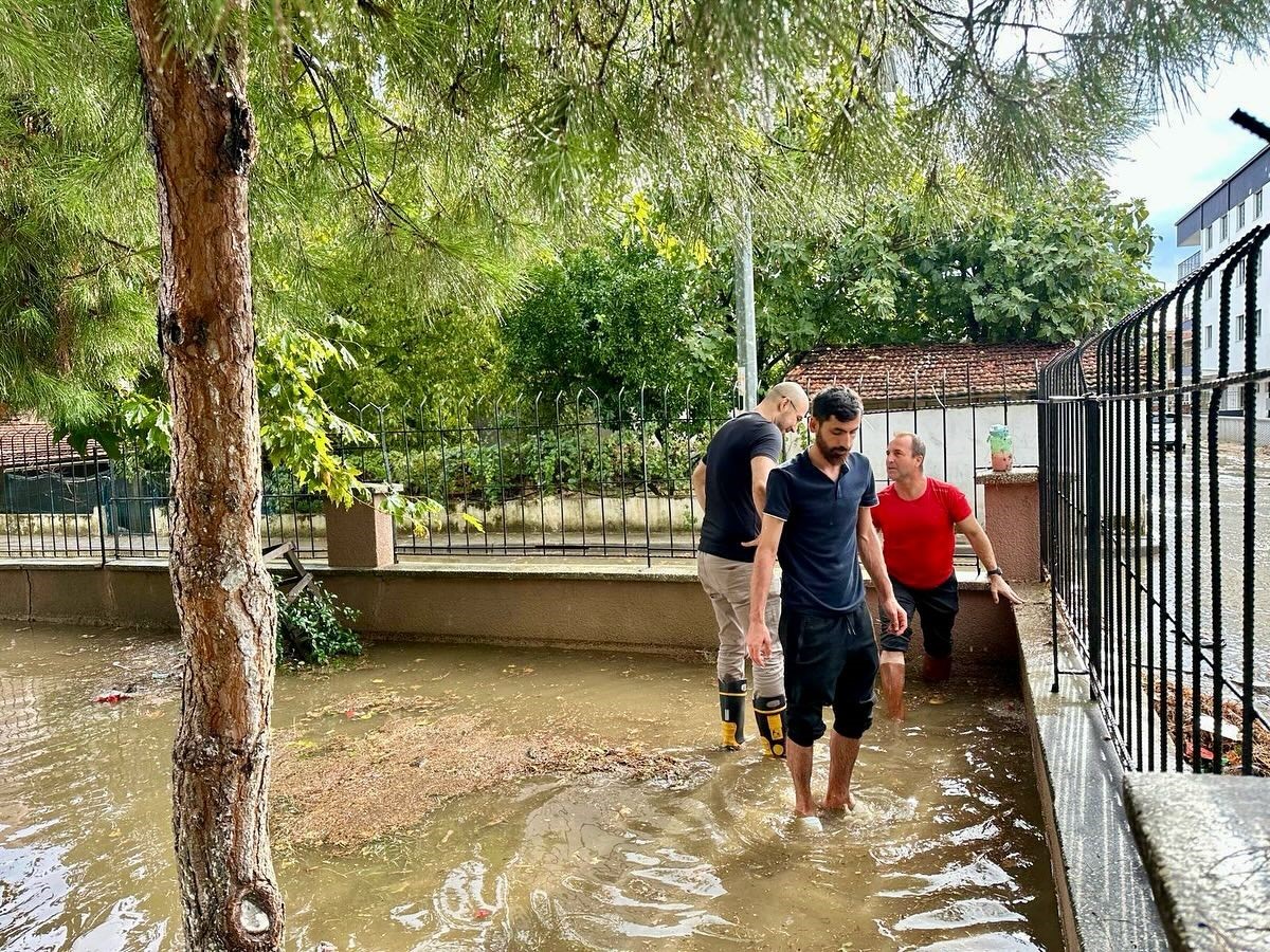 Başkan Zencirci selden etkilenen mahallelerde incelemelerde bulundu
