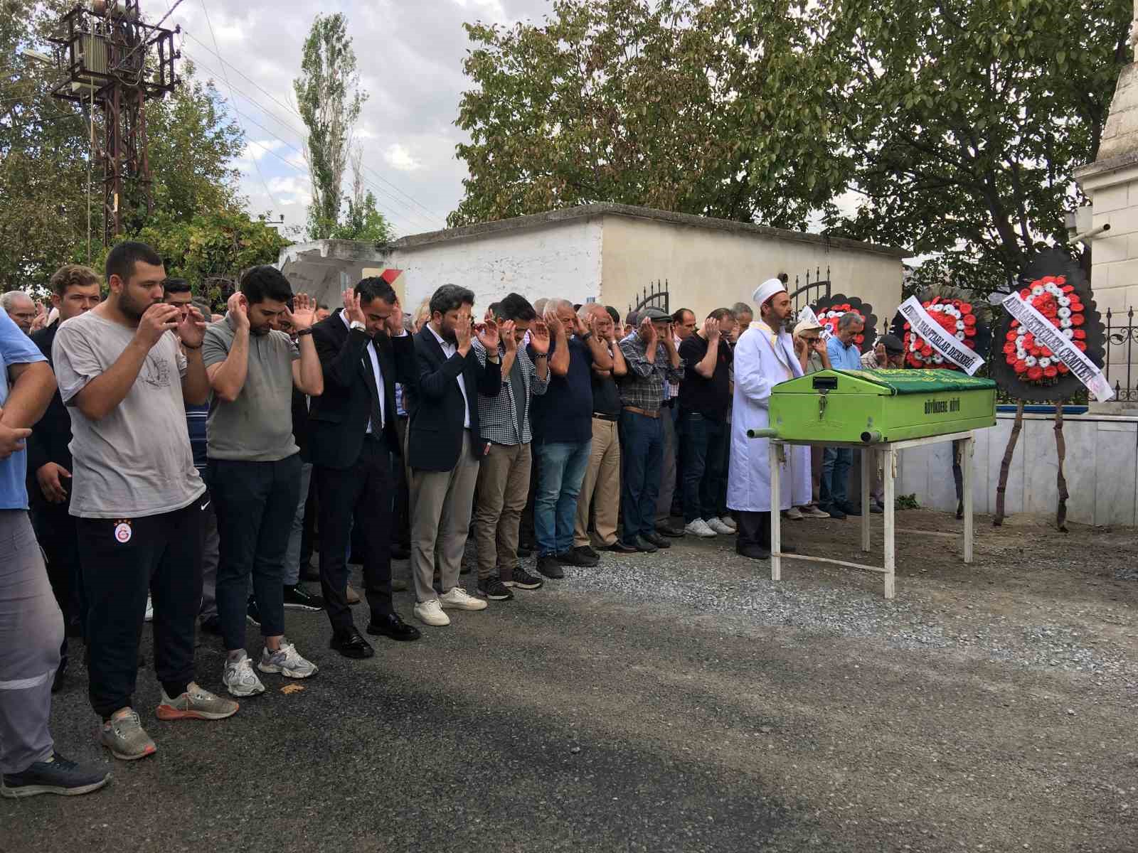 Gazeteci Deniz’in babası toprağa verildi
