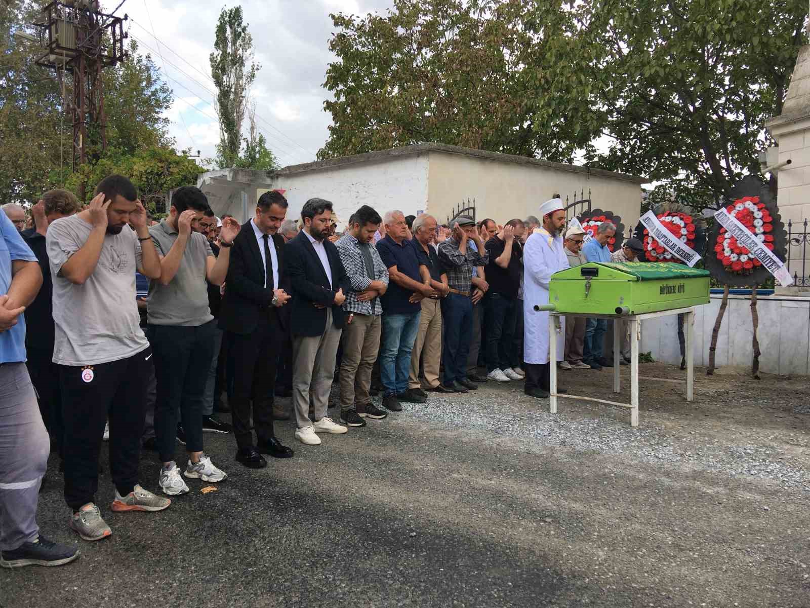 Gazeteci Deniz’in babası toprağa verildi
