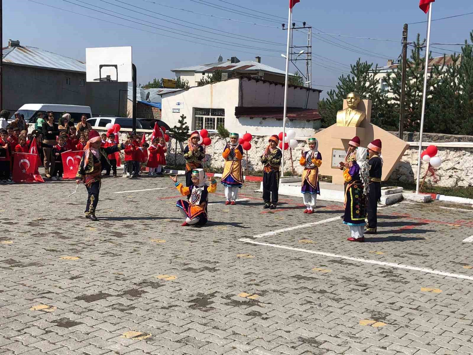 Kars’ta ilk ders zili çaldı
