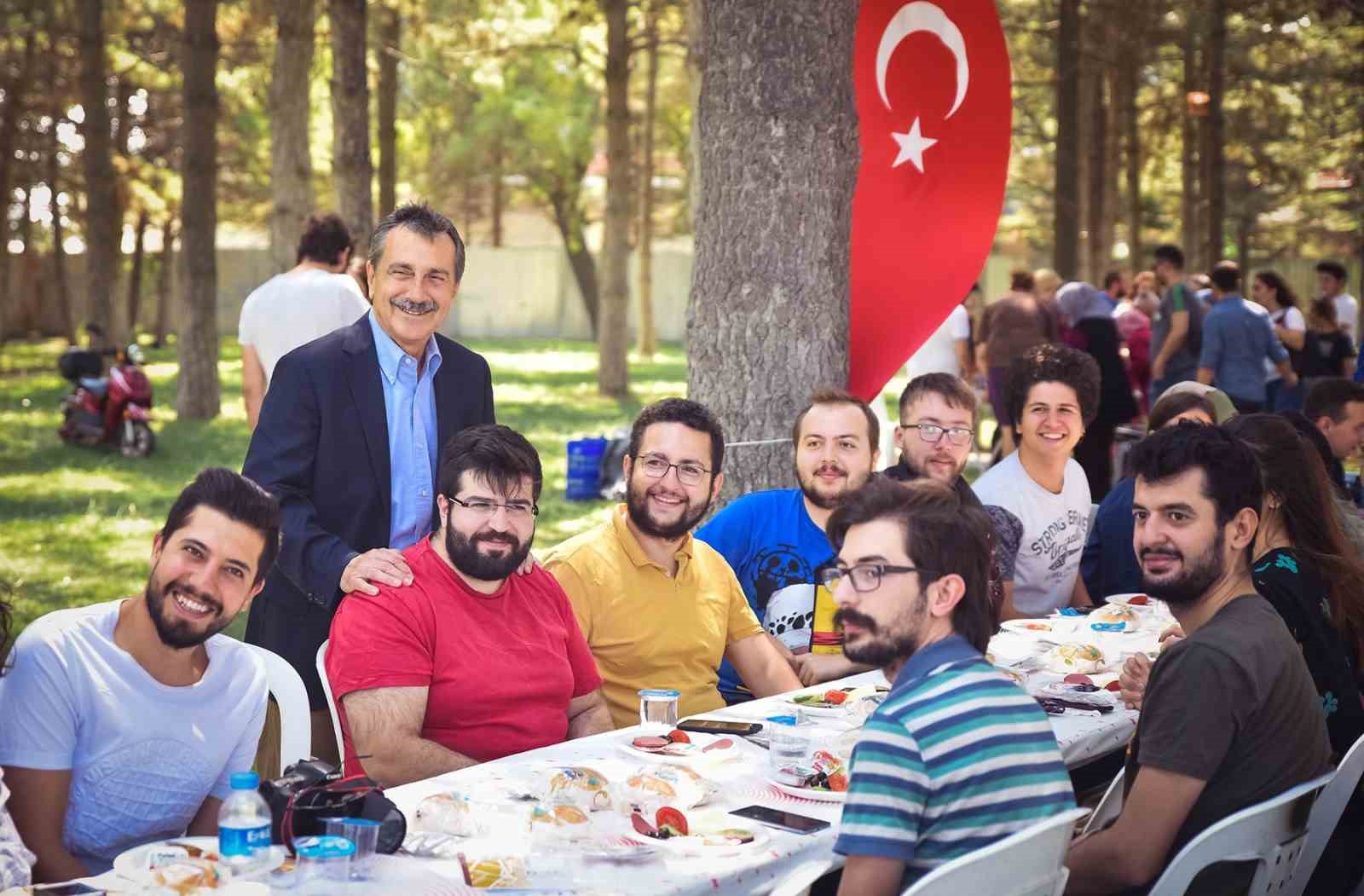 Tepebaşı gençlerin yanında
