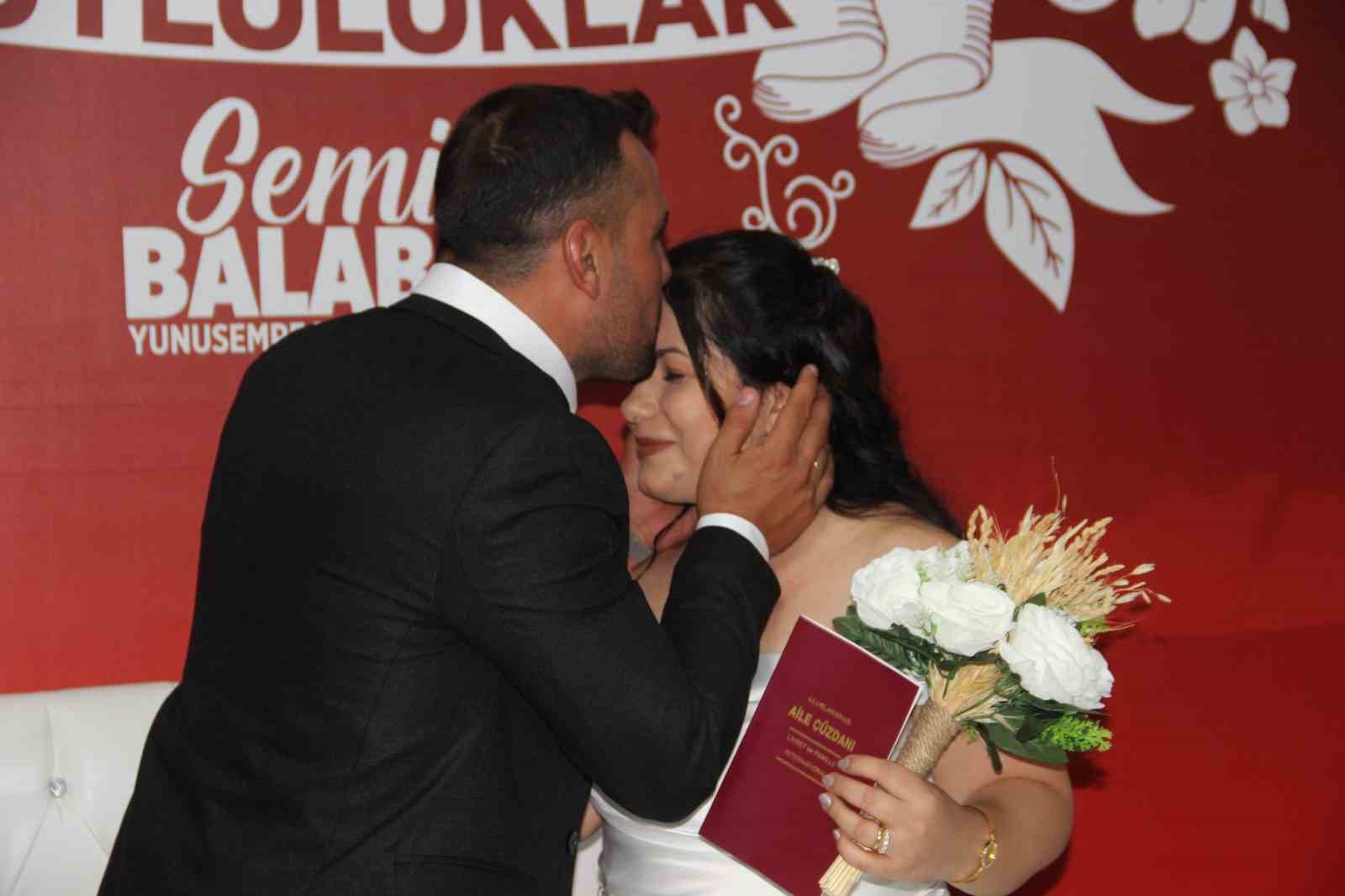 Damat, gelini nikah masasına vinçle getirdi
