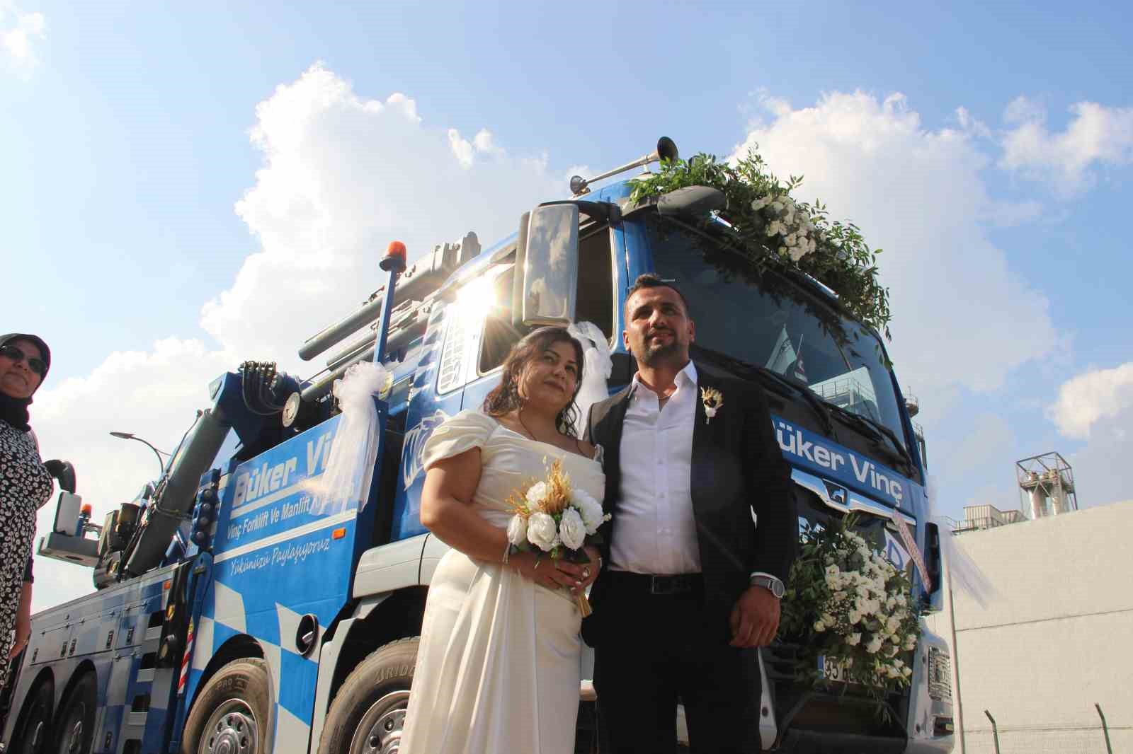 Damat, gelini nikah masasına vinçle getirdi
