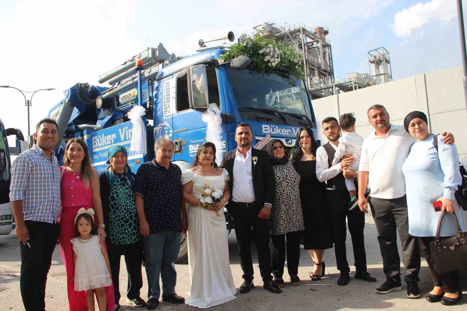 Damat, gelini nikah masasına vinçle getirdi
