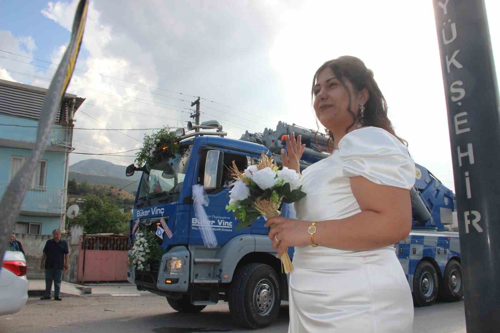 Damat, gelini nikah masasına vinçle getirdi
