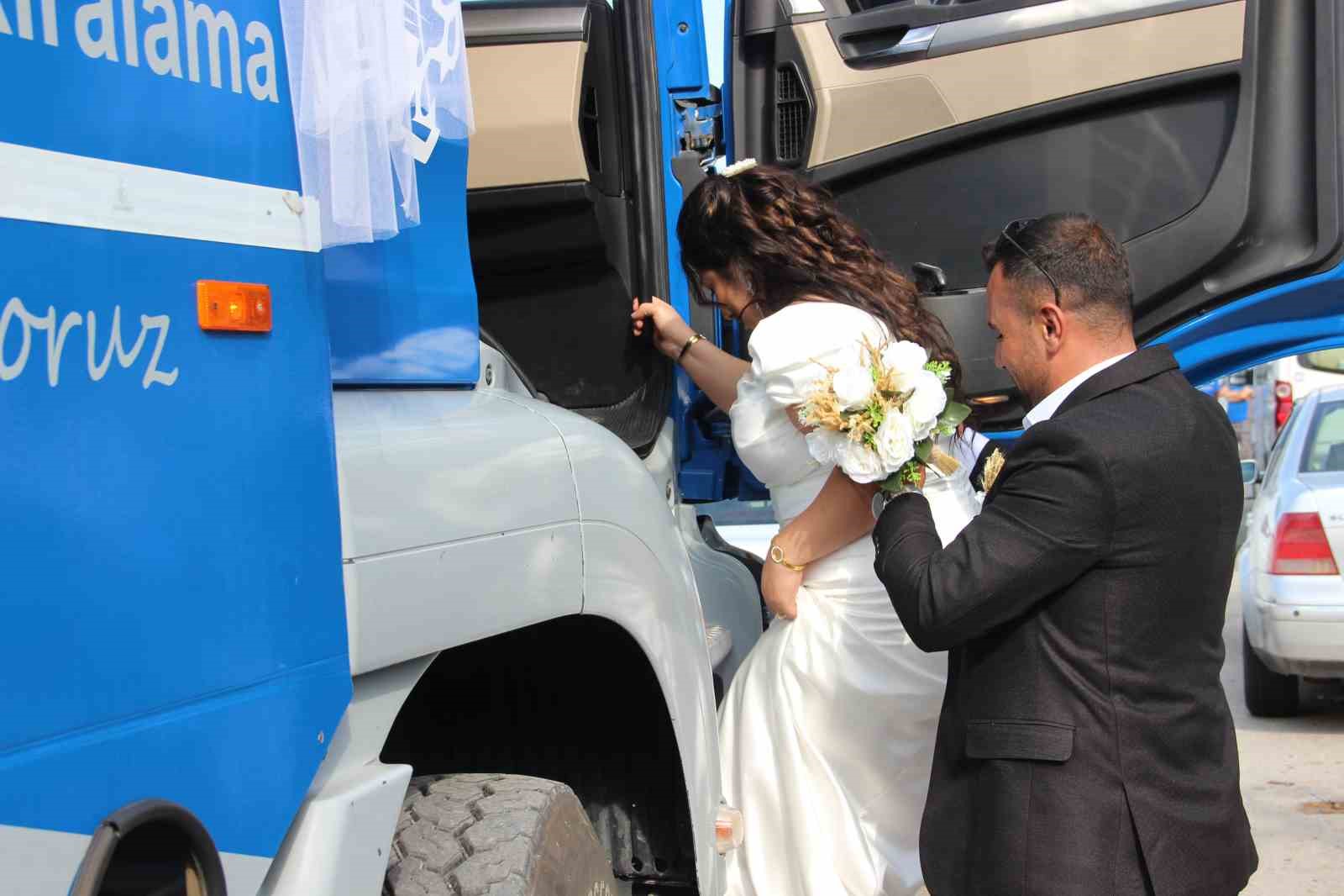 Damat, gelini nikah masasına vinçle getirdi
