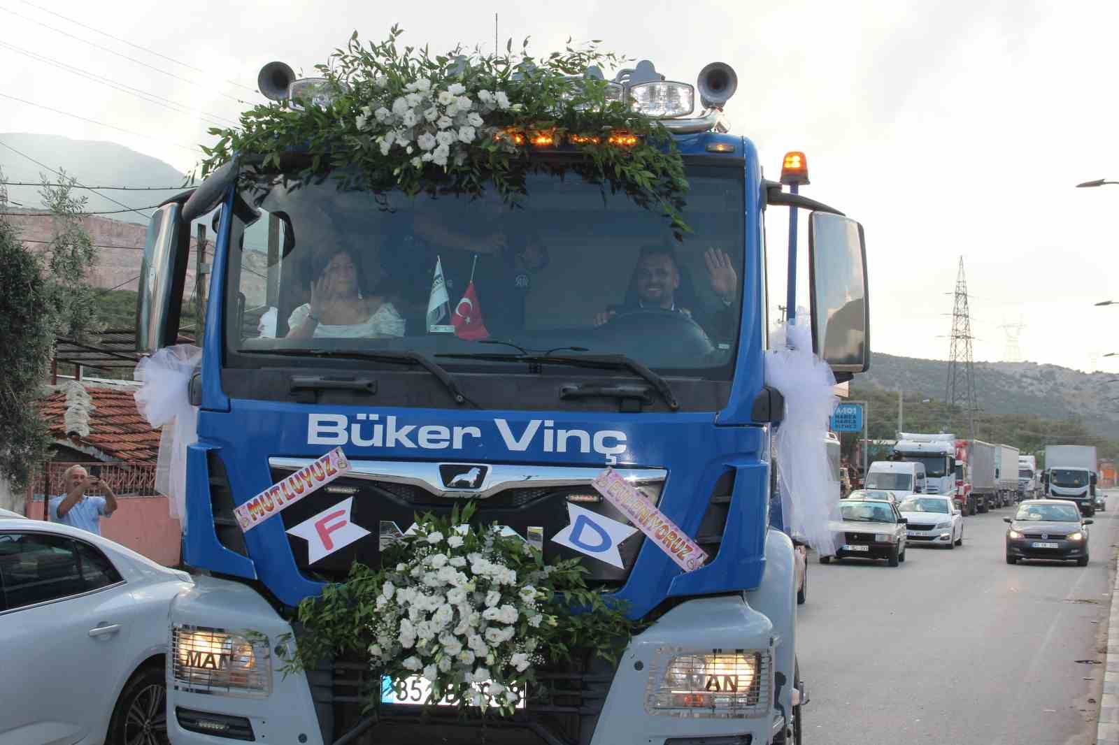 Damat, gelini nikah masasına vinçle getirdi
