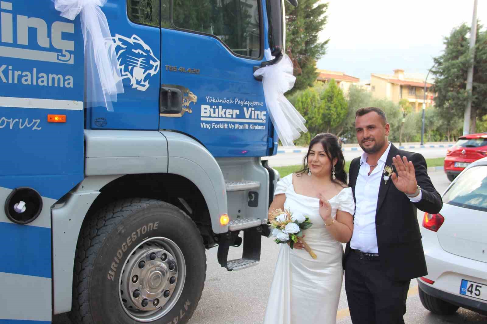 Damat, gelini nikah masasına vinçle getirdi
