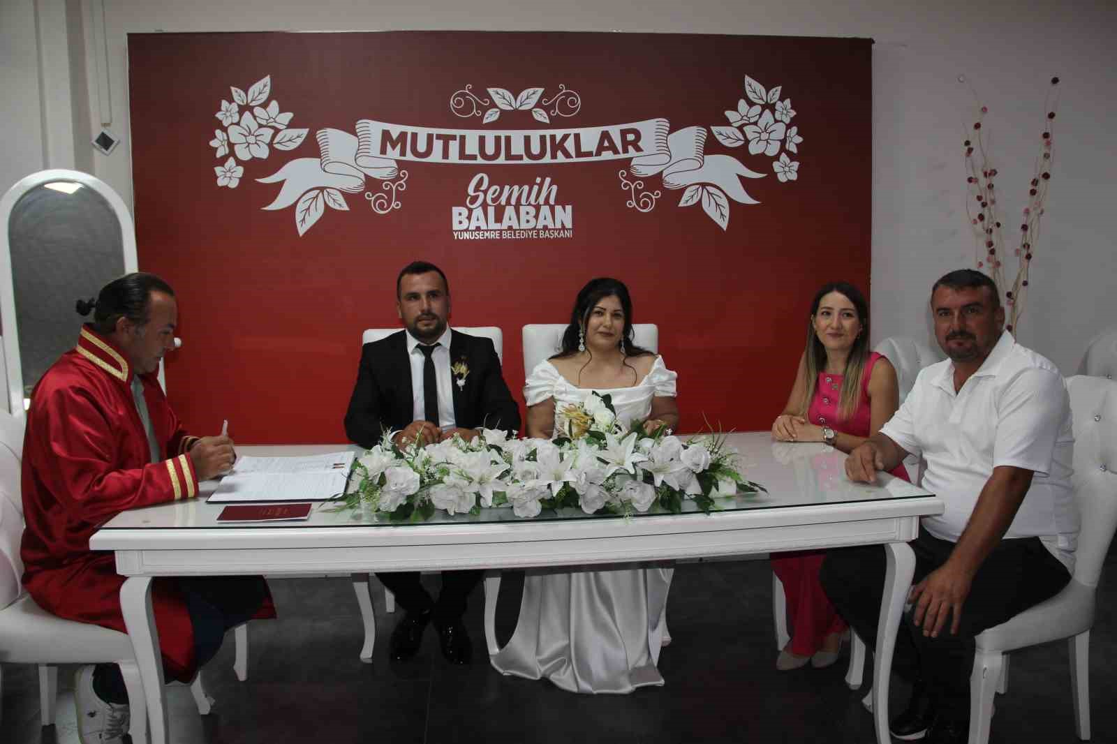 Damat, gelini nikah masasına vinçle getirdi
