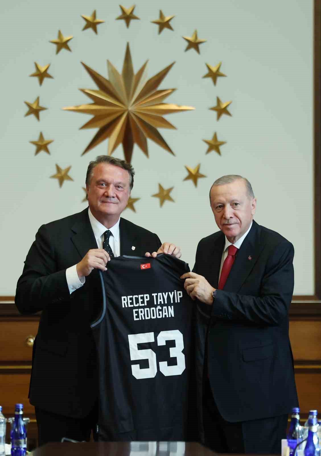 Cumhurbaşkanı Erdoğan, Beşiktaş Jimnastik Kulübü Başkanı Arat ve sporcuları kabul etti
