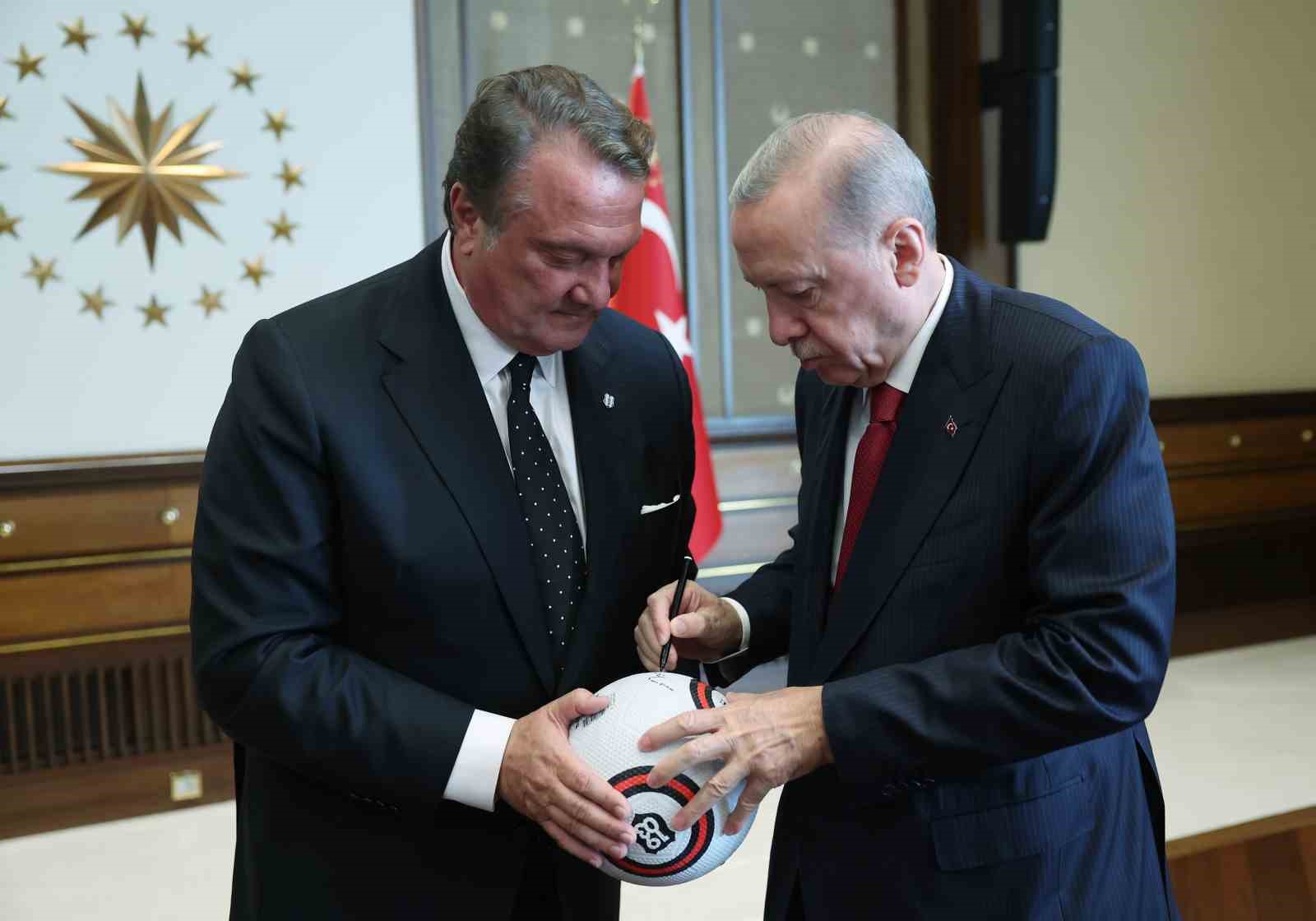 Cumhurbaşkanı Erdoğan, Beşiktaş Jimnastik Kulübü Başkanı Arat ve sporcuları kabul etti
