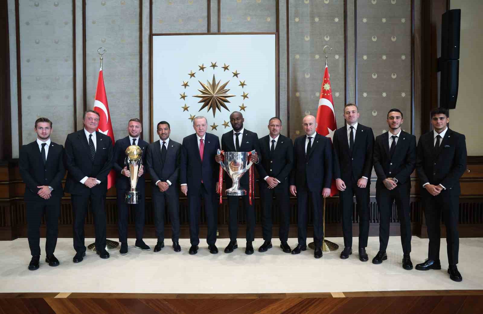 Cumhurbaşkanı Erdoğan, Beşiktaş Jimnastik Kulübü Başkanı Arat ve sporcuları kabul etti
