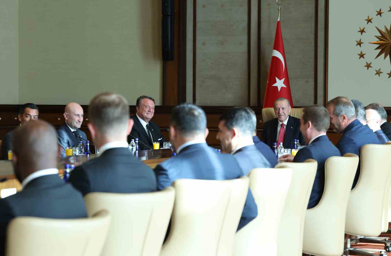 Cumhurbaşkanı Erdoğan, Beşiktaş Jimnastik Kulübü Başkanı Arat ve sporcuları kabul etti
