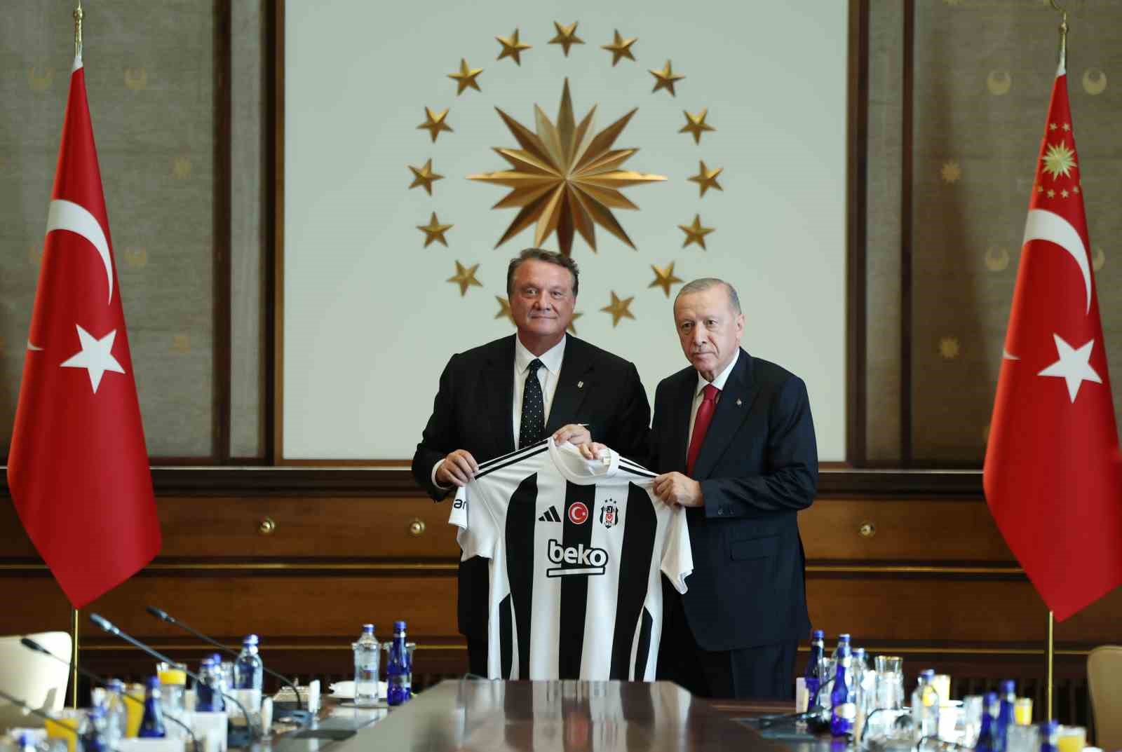 Cumhurbaşkanı Erdoğan, Beşiktaş Jimnastik Kulübü Başkanı Arat ve sporcuları kabul etti
