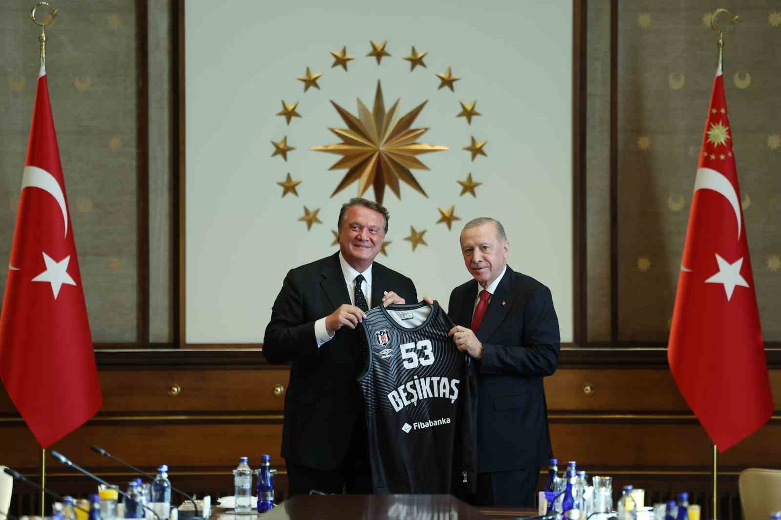 Cumhurbaşkanı Erdoğan, Beşiktaş Jimnastik Kulübü Başkanı Arat ve sporcuları kabul etti
