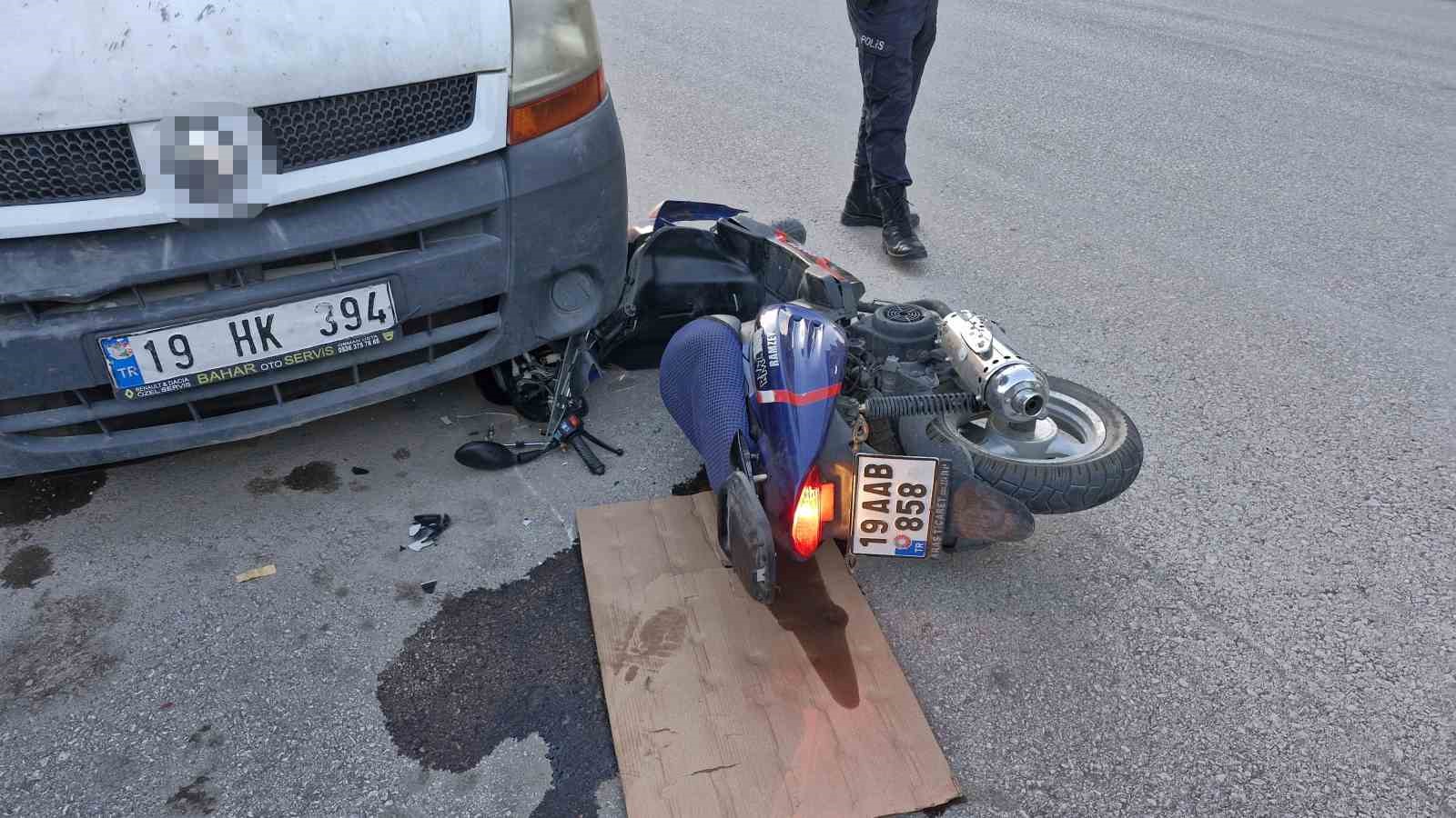 Kontrolden çıkan motosiklet ticari aracın altına girdi: 2 yaralı
