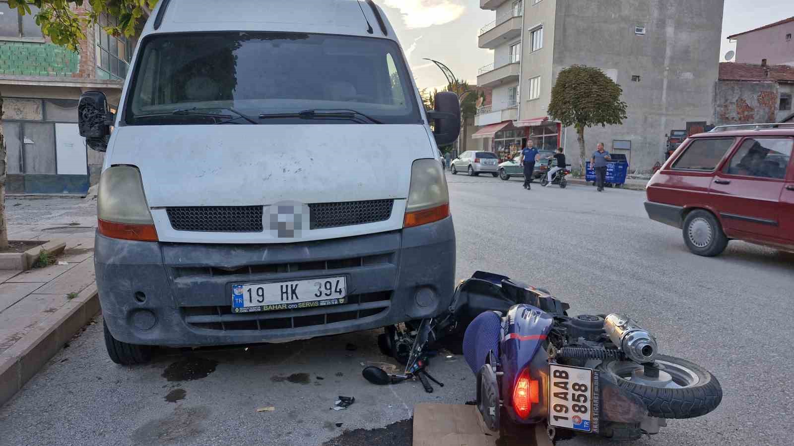 Kontrolden çıkan motosiklet ticari aracın altına girdi: 2 yaralı
