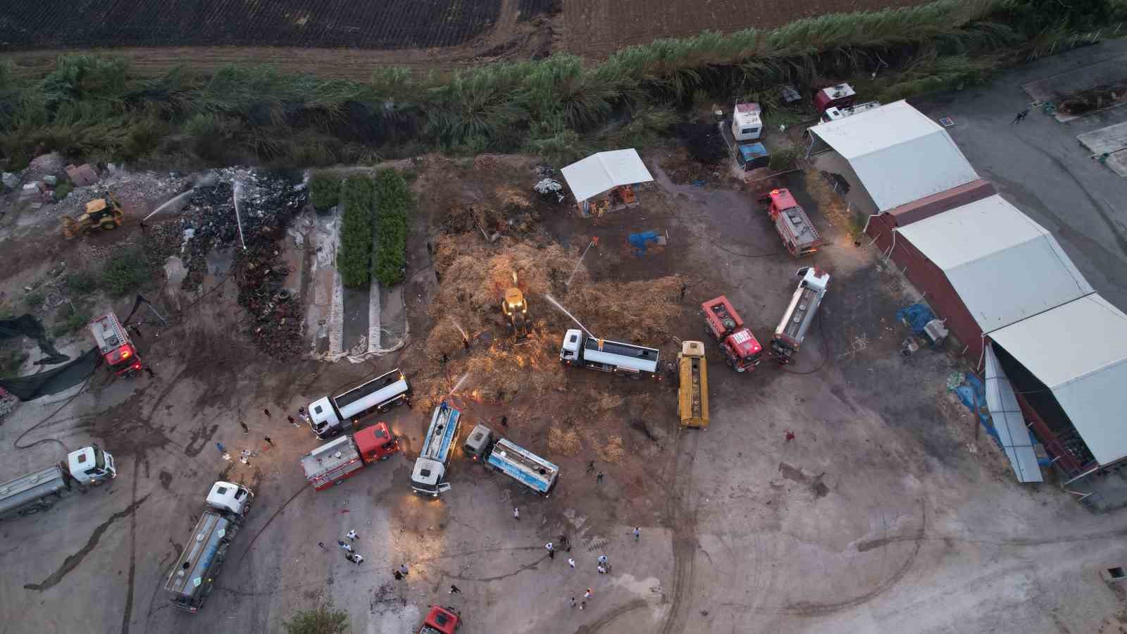 Anız yangını atık deposuna sıçrayınca mahalleler duman altında kaldı
