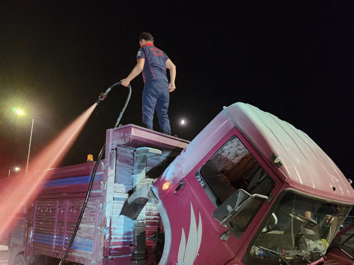 Malatya’da seyir halindeki iki araçta yangın
