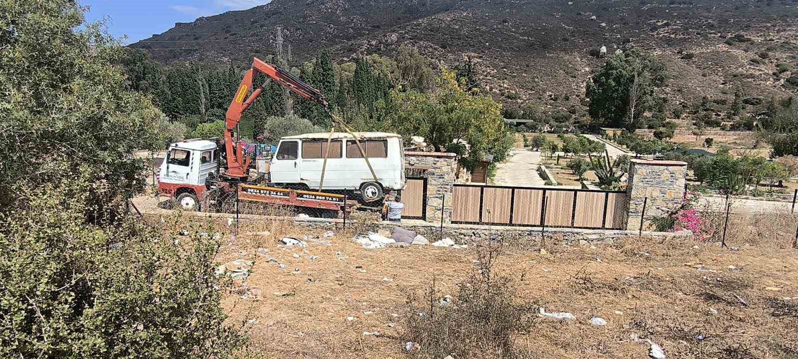 Kaçak barakayla eklentileri yıkıldı
