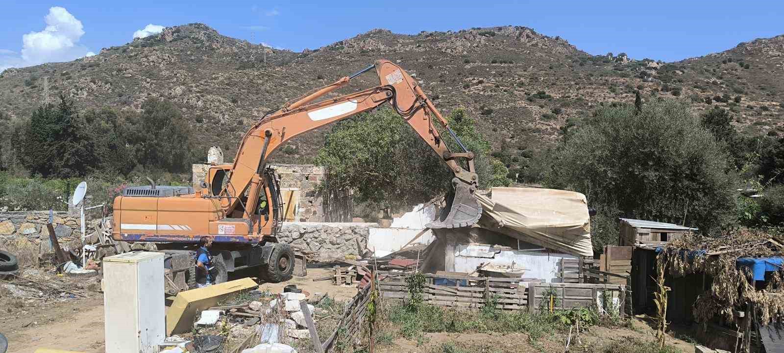 Kaçak barakayla eklentileri yıkıldı
