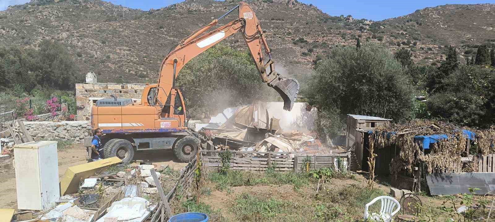 Kaçak barakayla eklentileri yıkıldı
