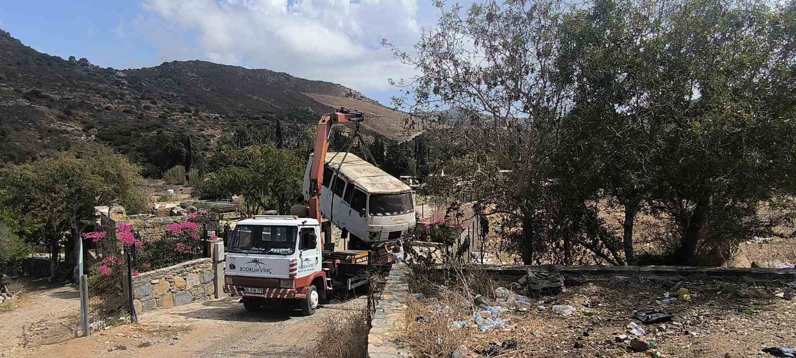 Kaçak barakayla eklentileri yıkıldı
