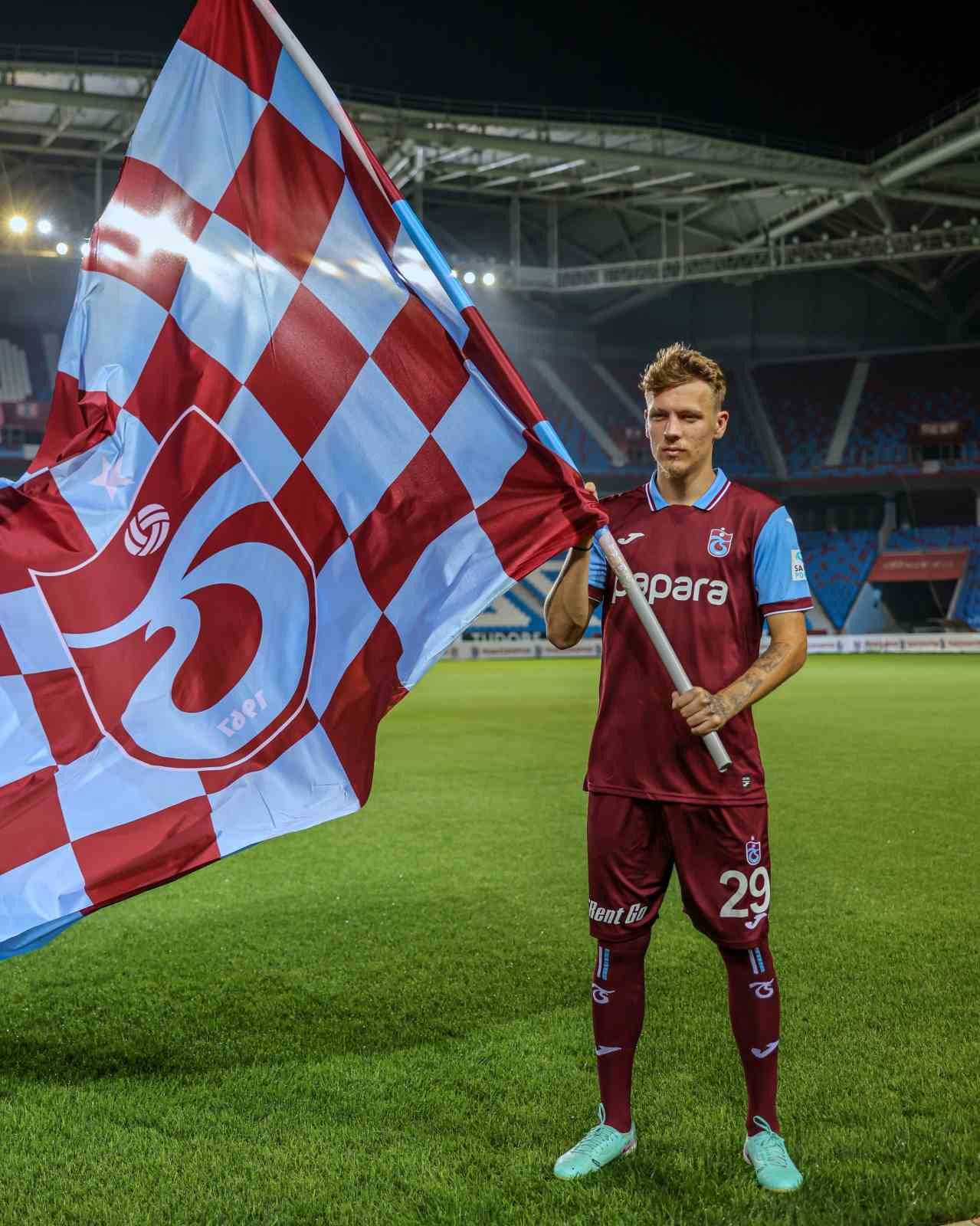 Trabzonspor, yeni transferleri Siman Banza ve Serdar Saatçı’ya stadyumda forma giydirdi
