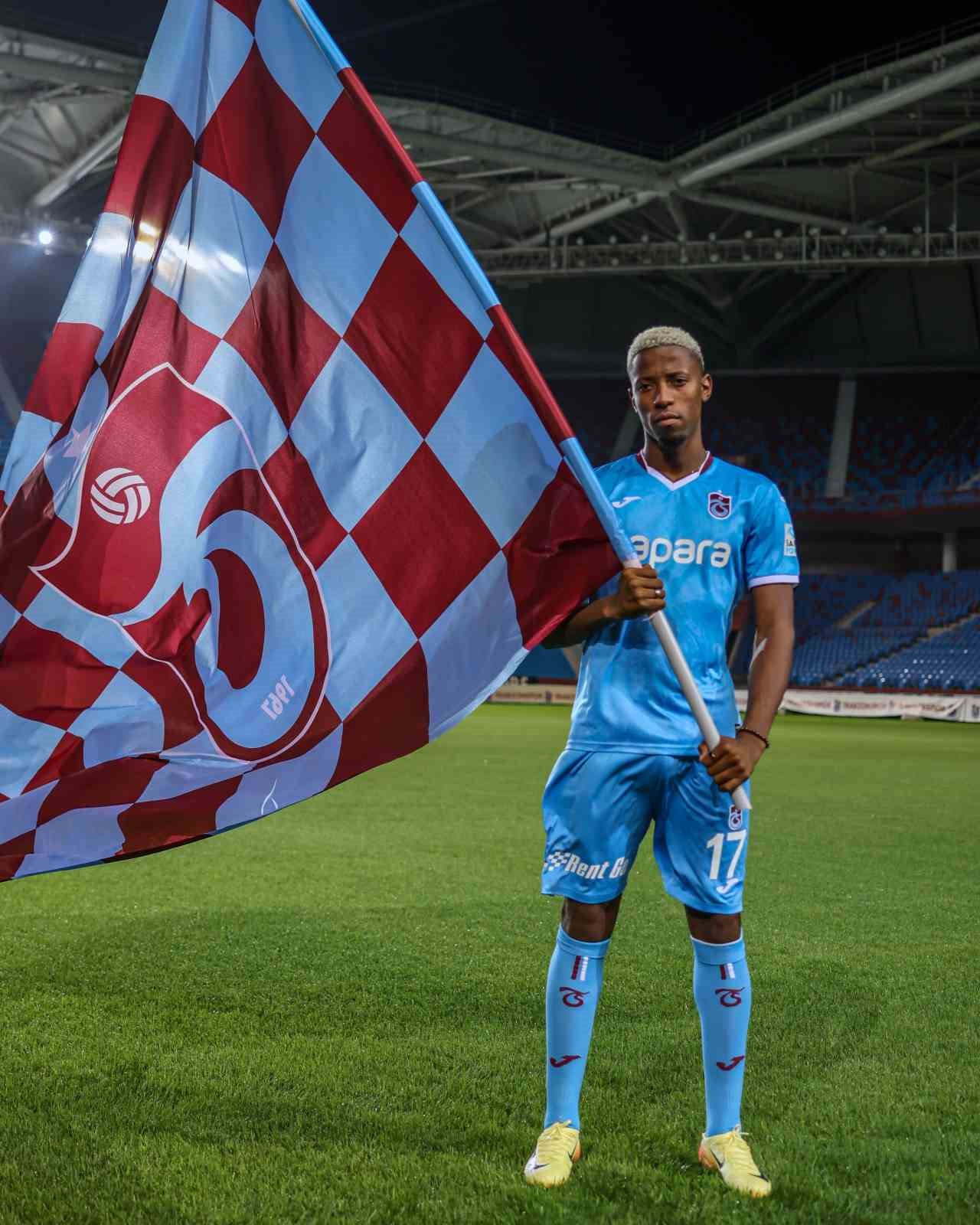 Trabzonspor, yeni transferleri Siman Banza ve Serdar Saatçı’ya stadyumda forma giydirdi
