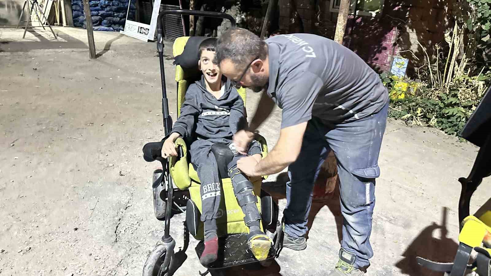 Fedakâr baba, yaptığı engelli ayakta durma sehpasıyla oğlunu mahalle mahalle gezdiriyor
