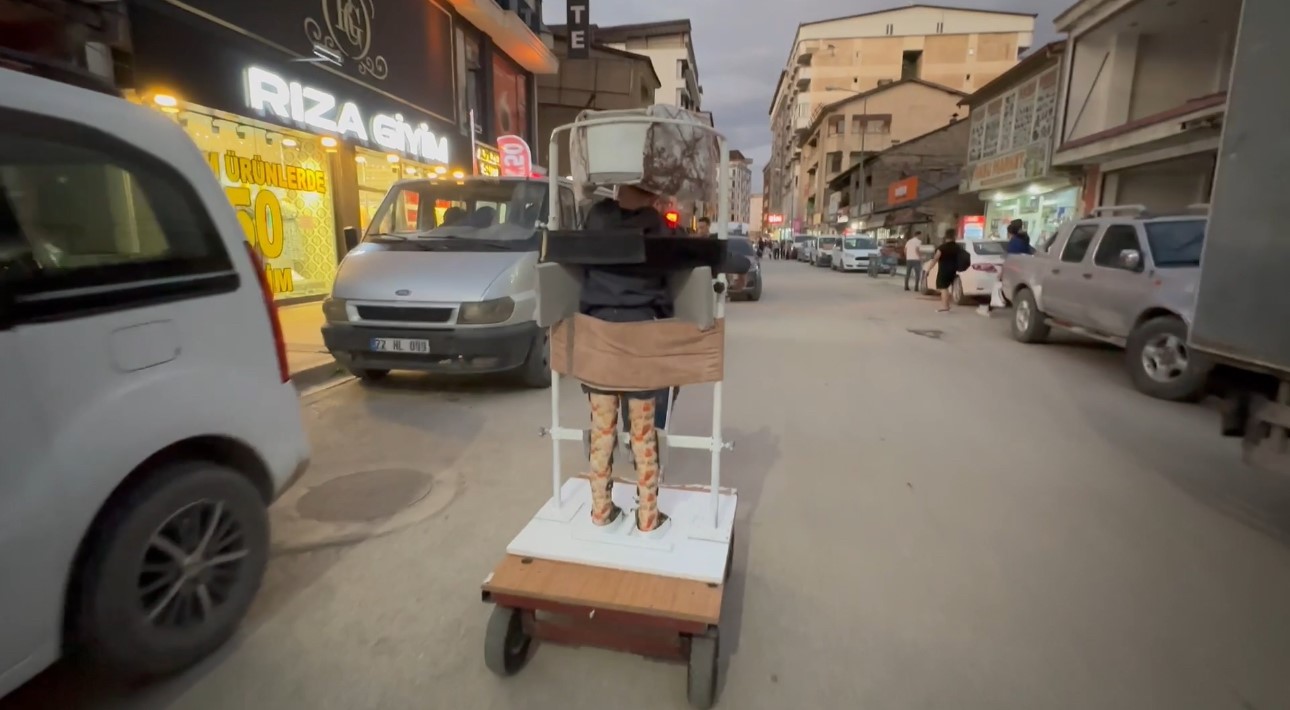 Fedakâr baba, yaptığı engelli ayakta durma sehpasıyla oğlunu mahalle mahalle gezdiriyor
