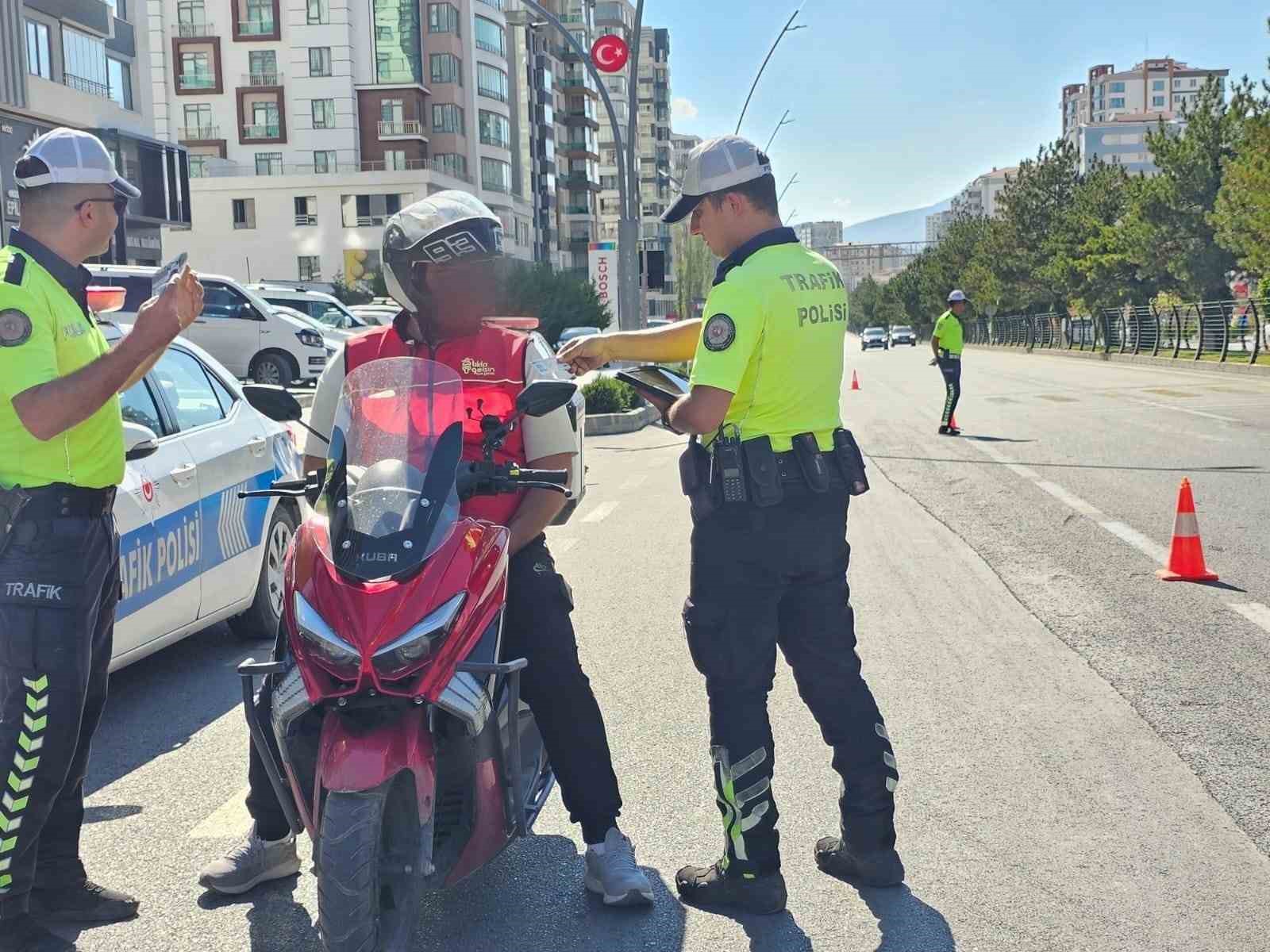 Niğde’de 1 ayda 750 motosiklet sürücüsü denetlendi, 60 motosiklet trafikten men edildi
