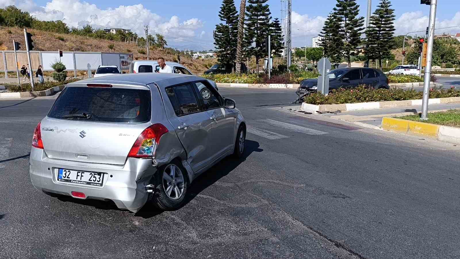 İki otomobil kavşakta çarpıştı: 1 yaralı
