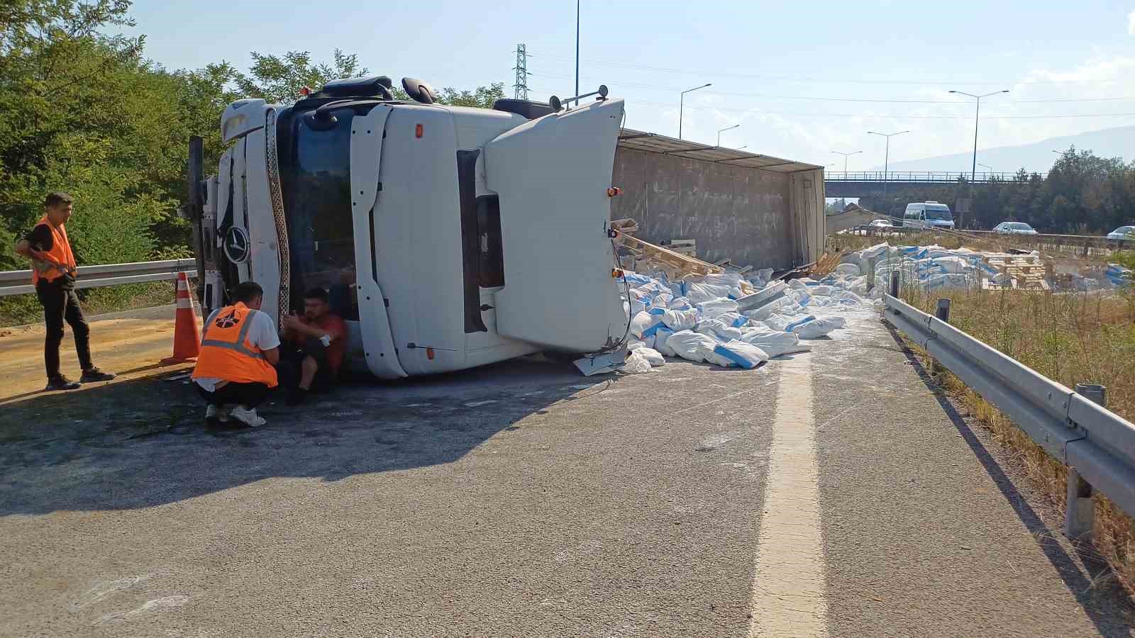 Otoyolda çimento yüklü tır devrildi
