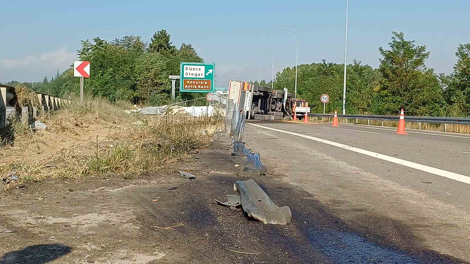 Otoyolda çimento yüklü tır devrildi
