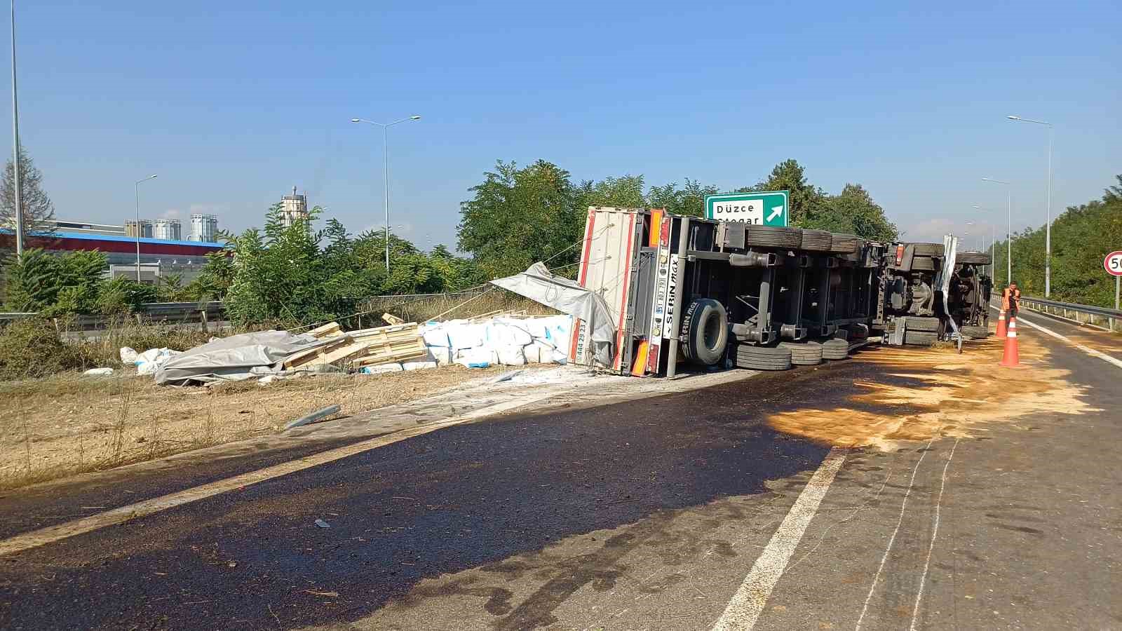 Otoyolda çimento yüklü tır devrildi
