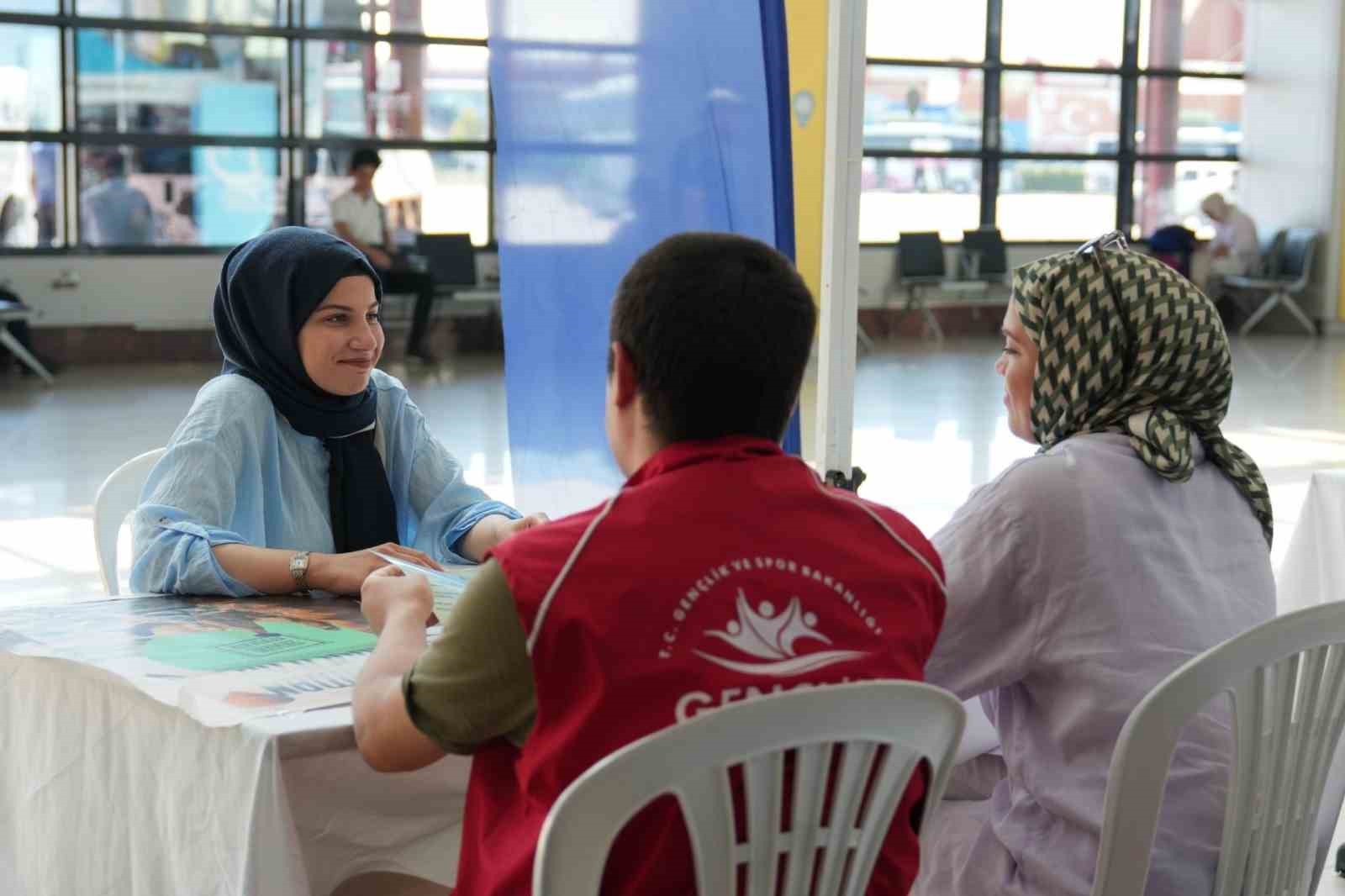 Üniversite öğrenimine başlayan gençlere bilgilendirme ve destek stantları açıldı
