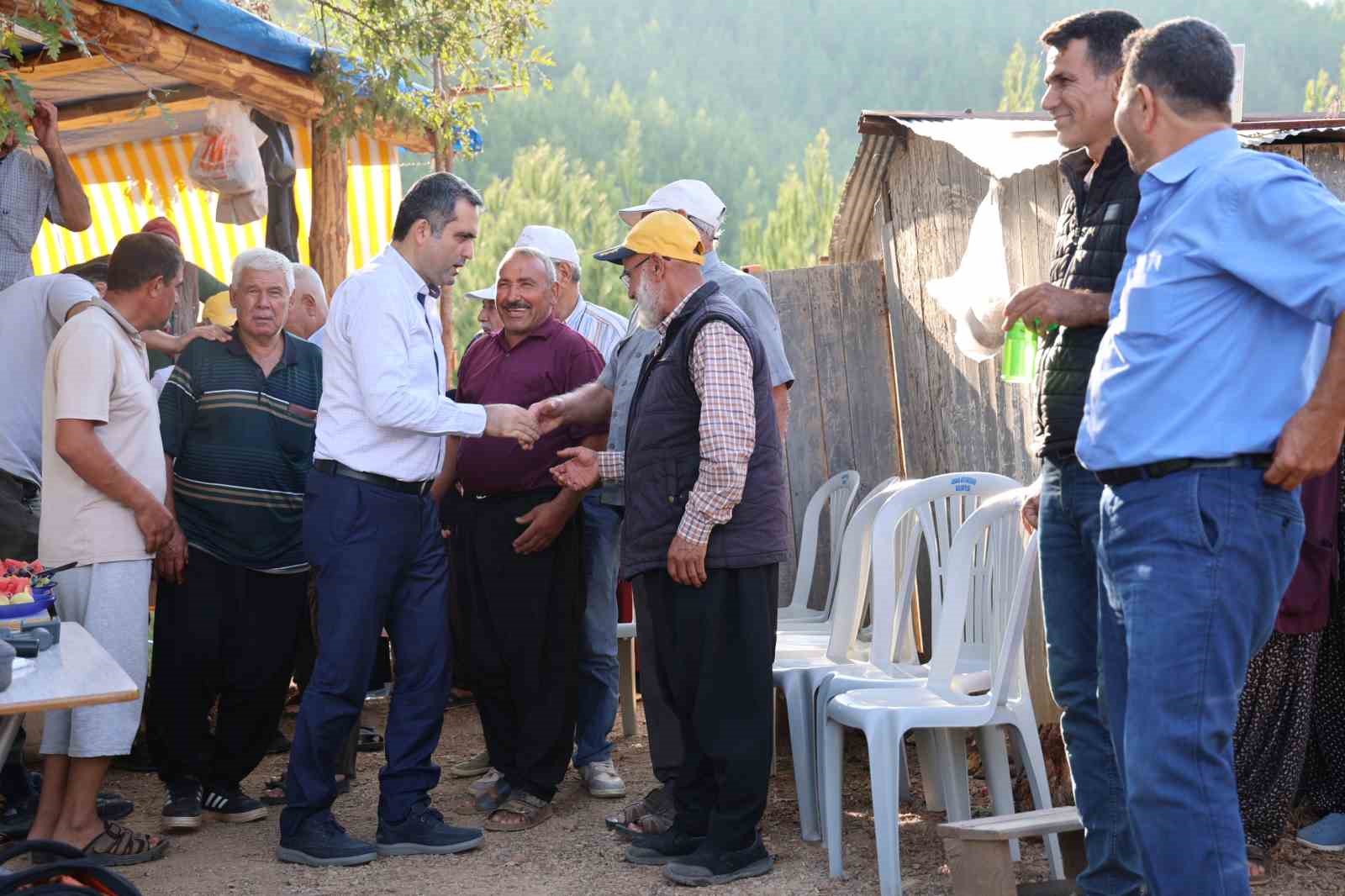 Muhtar dağlık ve susuz mahallede domates yetiştirdi
