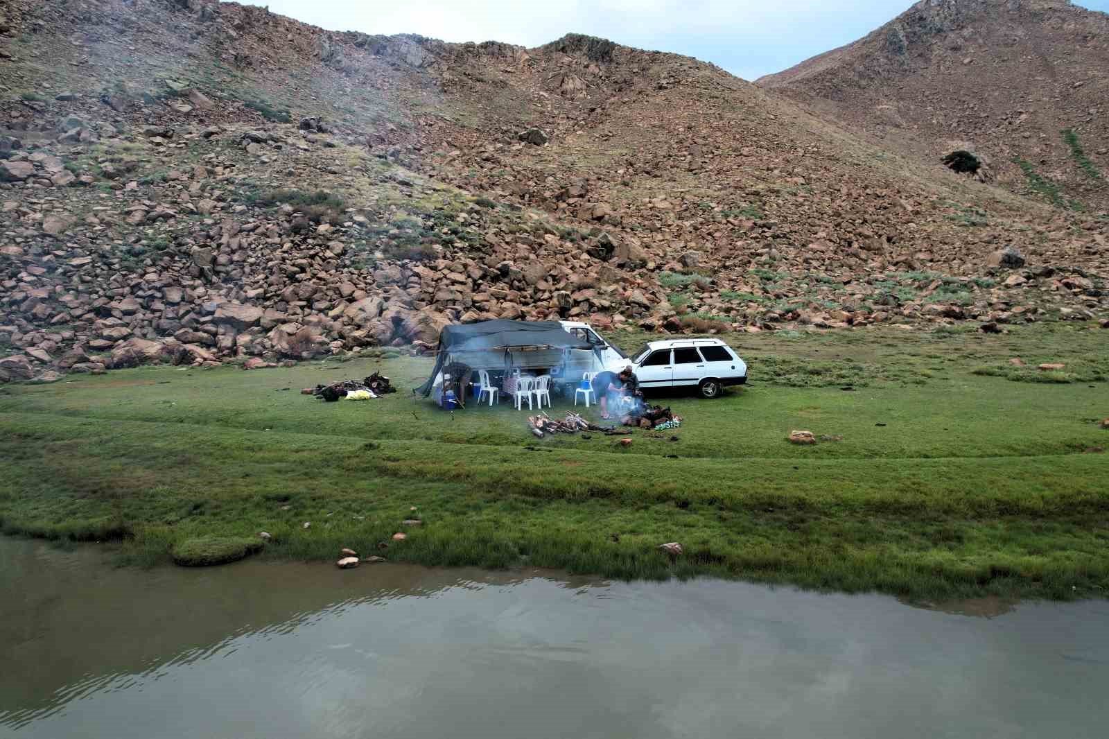 Kartal Gölü eşsiz güzelliğiyle kendine hayran bırakıyor
