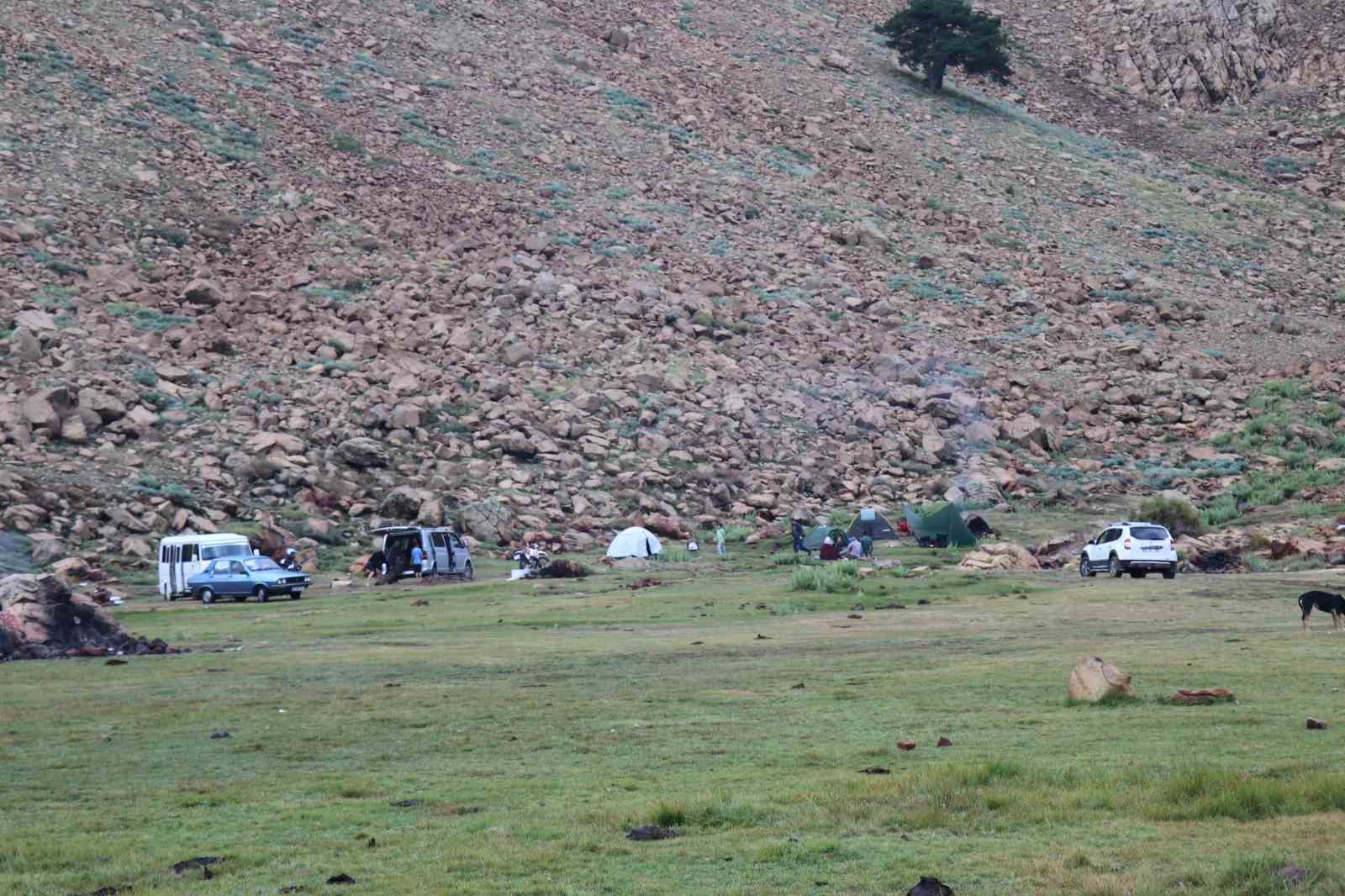 Kartal Gölü eşsiz güzelliğiyle kendine hayran bırakıyor
