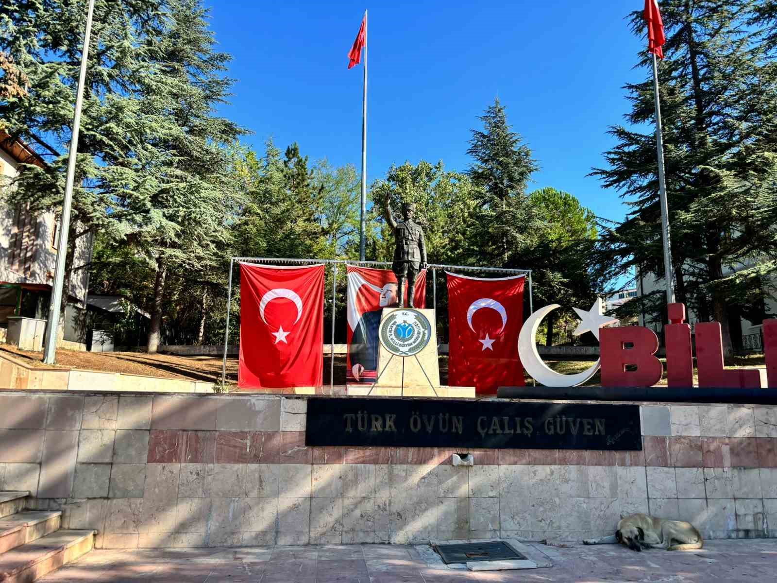 İl Milli Eğitim Müdürlüğüne ait çelenk Atatürk Anıtı’nda unuttu
