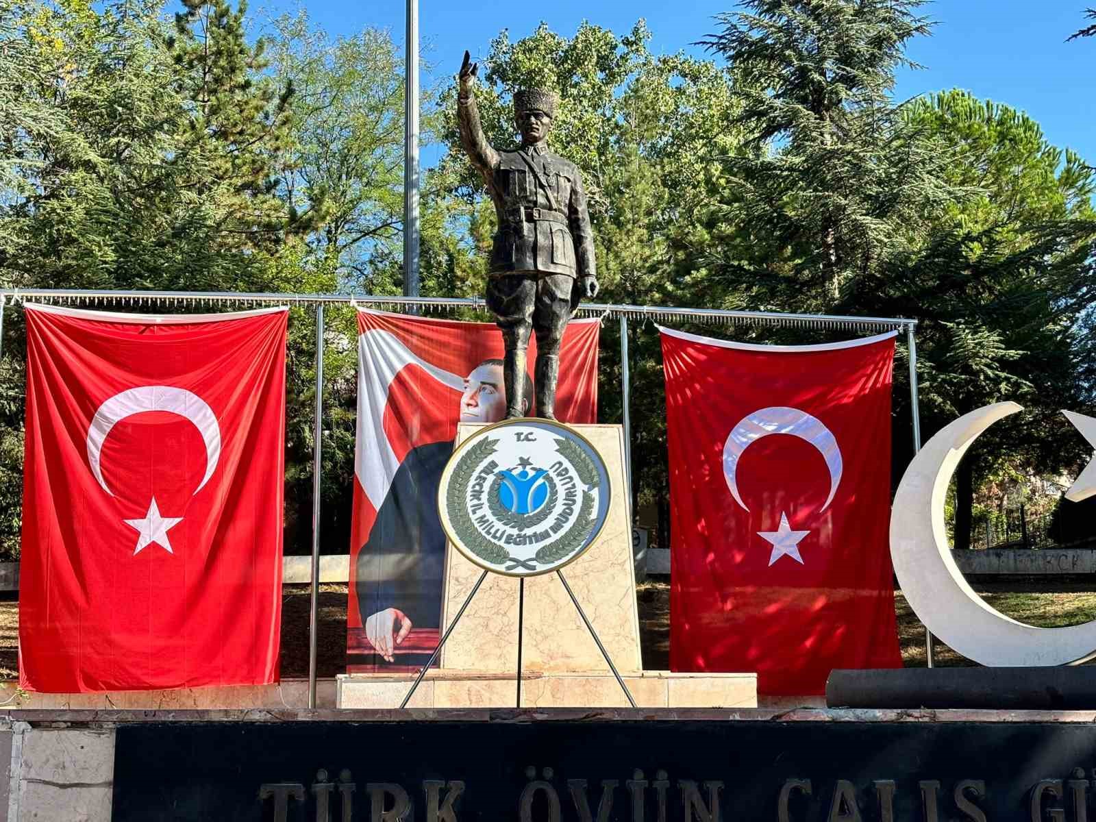 İl Milli Eğitim Müdürlüğüne ait çelenk Atatürk Anıtı’nda unutuldu
