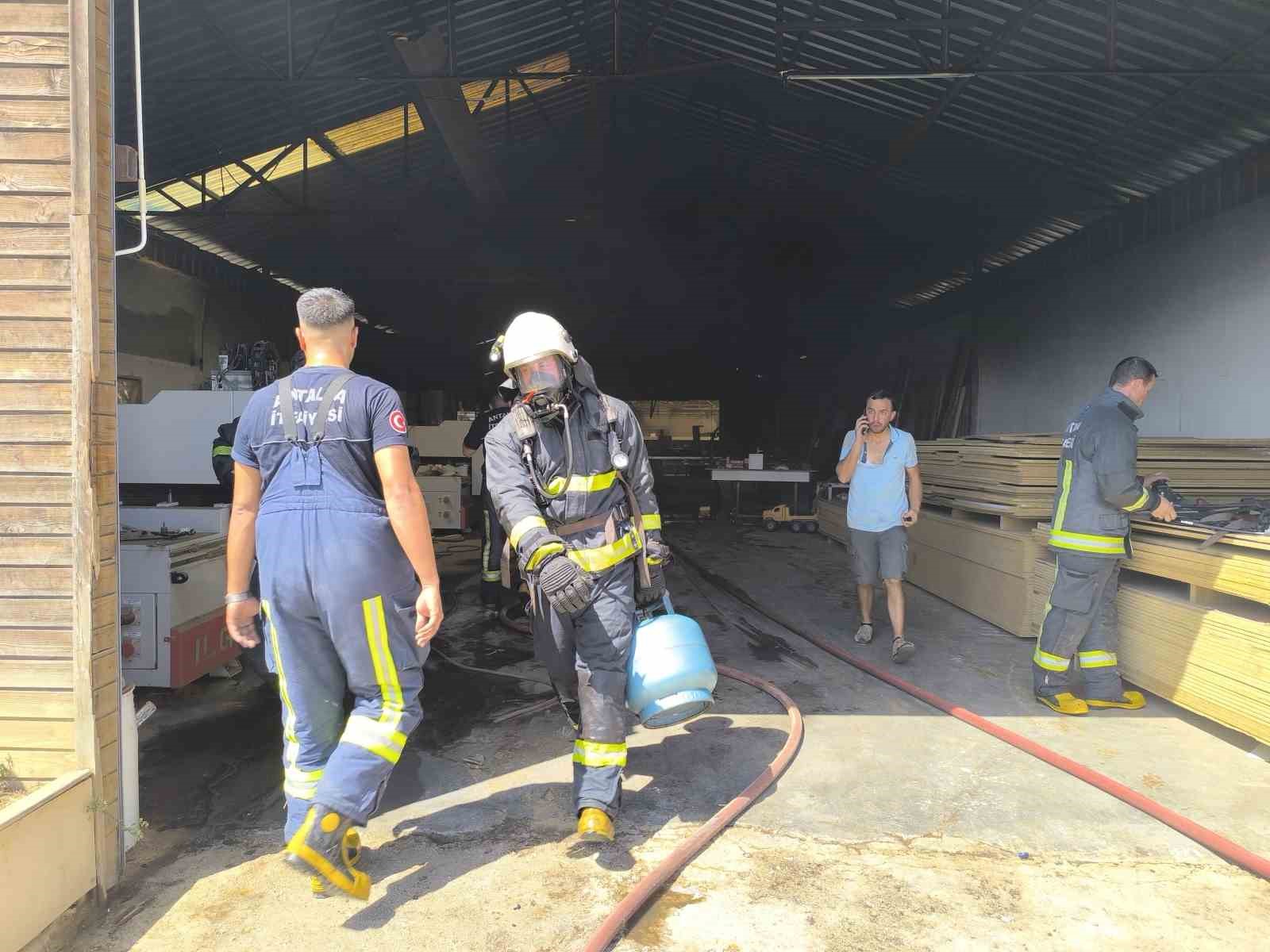 Alanya’da mobilya atölyesinde yangın
