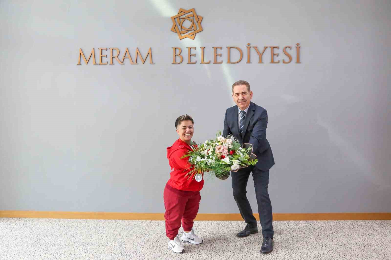 Besra ve Sibel madalyalarıyla Başkan Kavuş’u ziyaret etti
