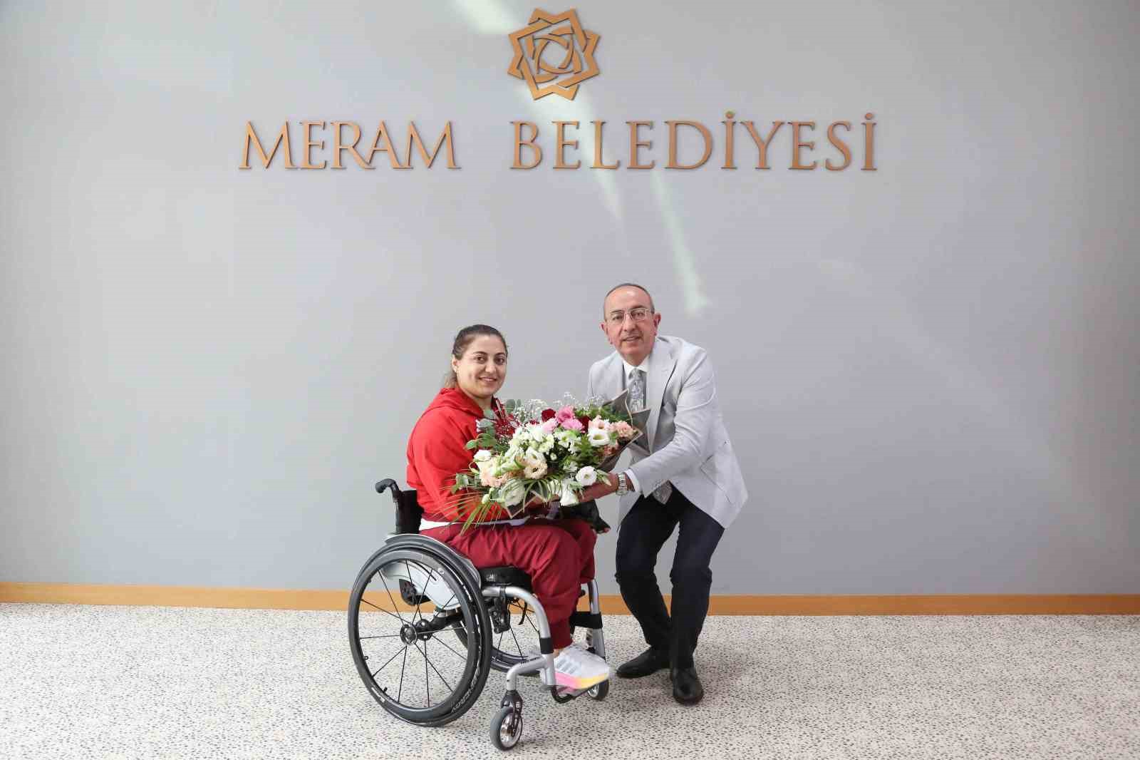 Besra ve Sibel madalyalarıyla Başkan Kavuş’u ziyaret etti
