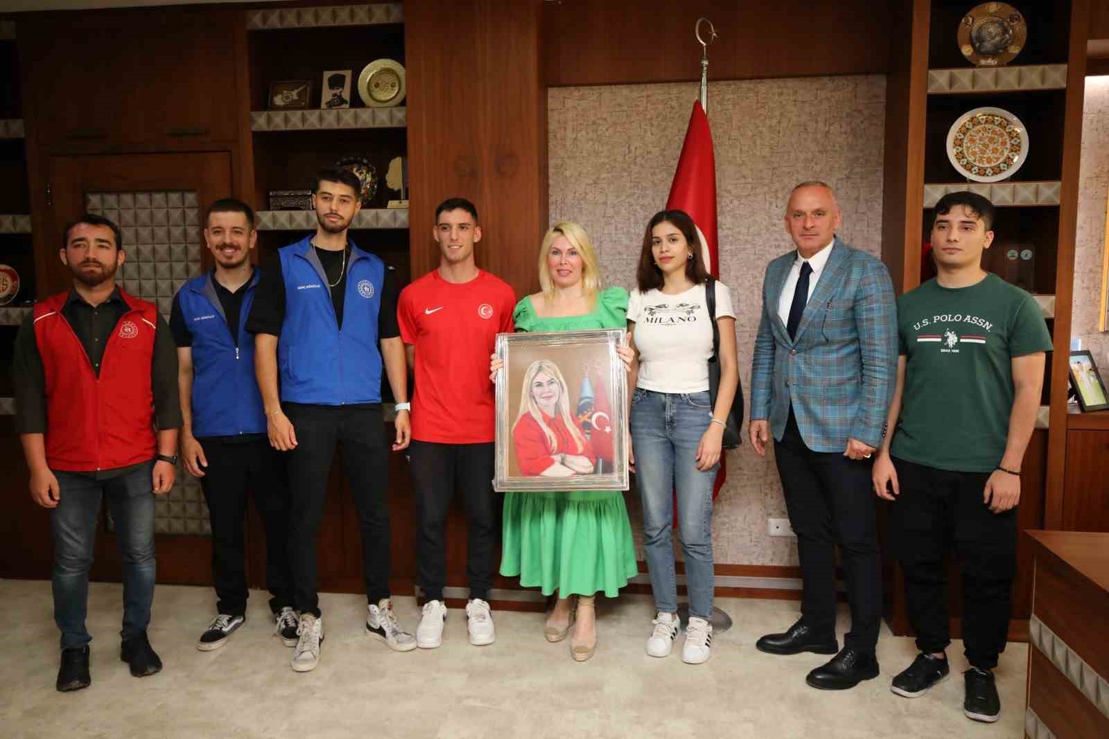 Rektör Özkan, olimpiyat madalyalı sporcuyu ağırladı
